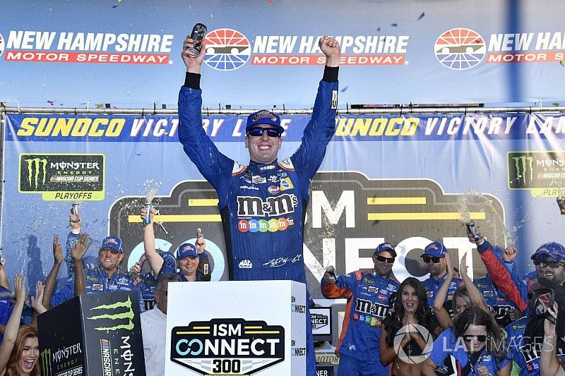 Race winner Kyle Busch, Joe Gibbs Racing Toyota