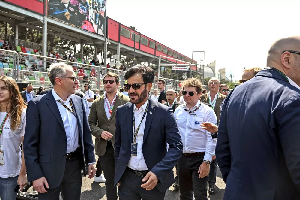 Stefano Domenicali, CEO Formule 1, Mohammed bin Sulayem, voorzitter FIA, op de grid