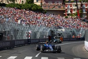 Carlos Sainz slams two-pitstop rule for “manipulating the outcome” of the Monaco GP