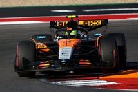 Mniej widzi, szybciej jedzie