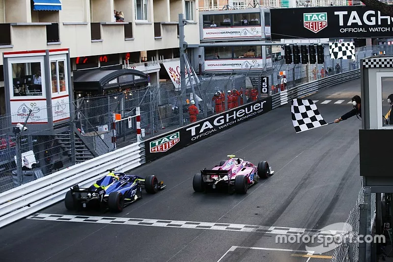 Race winner Anthoine Hubert, Arden and Louis Deletraz, Carlin cross the finish line