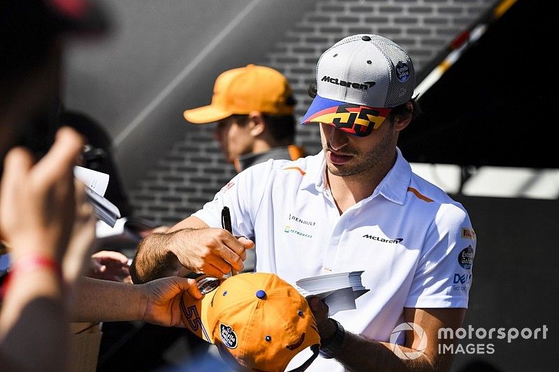 Carlos Sainz Jr., McLaren firma un aut&oacute;grafo para un fan
