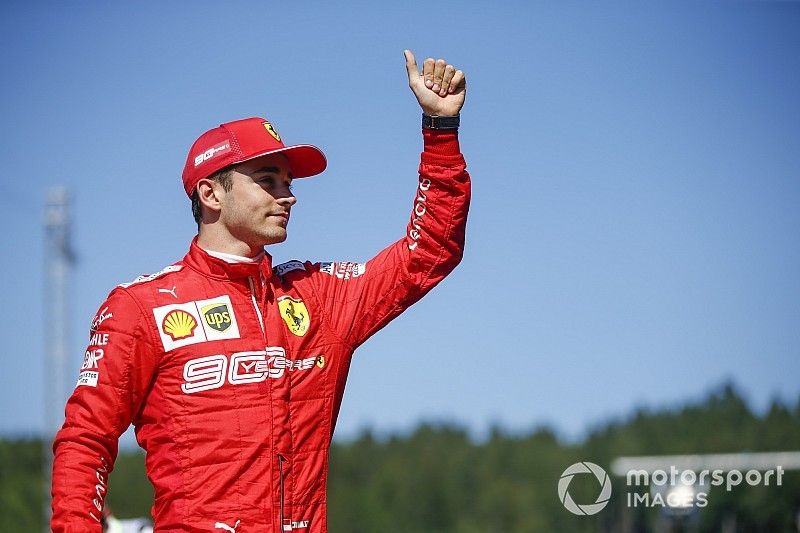 Ganador de la pole Charles Leclerc, Ferrari, celebra