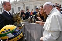 Escultura e capacete de Senna s&atilde;o recebidos pelo Papa Francisco no Vaticano