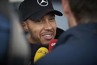 Hamilton fica no quase e Alonso detona pilotos da Fórmula 1