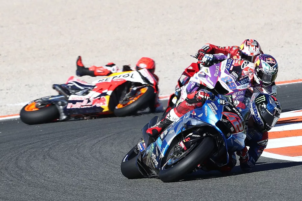 Alex Rins, Team Suzuki MotoGP voor, Marc Marquez, Repsol Honda Team crasht