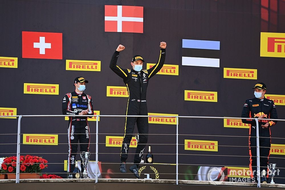 Podio: ganador Christian Lundgaard, ART Grand Prix, segundo lugar Louis Deletraz, Charouz Racing System y tercer lugar Juri Vips, Dams