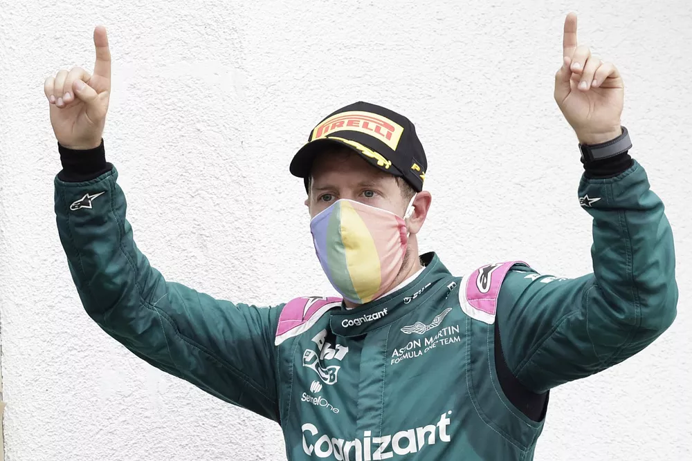 Le deuxi&egrave;me Sebastian Vettel, Aston Martin, 2nd position, arrive sur le podium