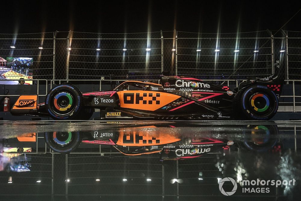 Daniel Ricciardo, McLaren MCL36, se dirige a la parrilla