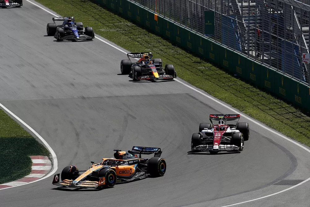 Daniel Ricciardo, McLaren MCL36, Zhou Guanyu, Alfa Romeo C42, Sergio P&eacute;rez, Red Bull Racing RB18