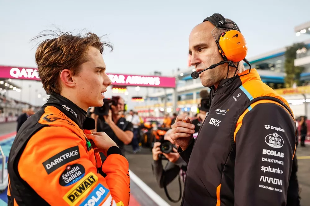 Oscar Piastri, McLaren F1 Team, Tom Stallard, Race Engineer, McLaren F1 Team