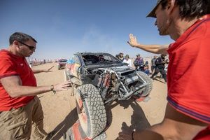 La FIA explica y defiende la obligaci&oacute;n de Sainz a abandonar el Dakar