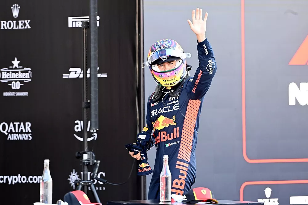 Sergio P&eacute;rez, Red Bull Racing RB19, saluda a la multitud