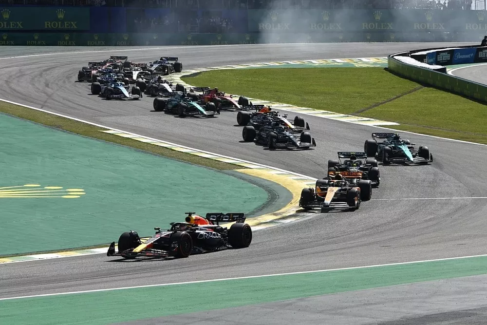 Max Verstappen, Red Bull Racing RB19, Lando Norris, McLaren MCL60, Lewis Hamilton, Mercedes F1 W14, Fernando Alonso, Aston Martin AMR23, George Russell, Mercedes F1 W14, the rest of the field for the restart