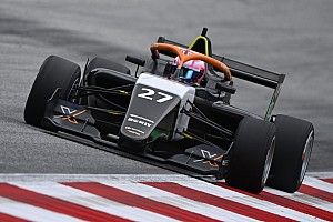 Powell z pole position