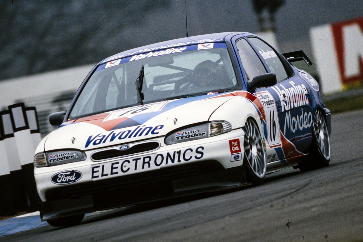 洋書 British Touring Car Racing What could have been: The Super Touring near-misses of a Formula