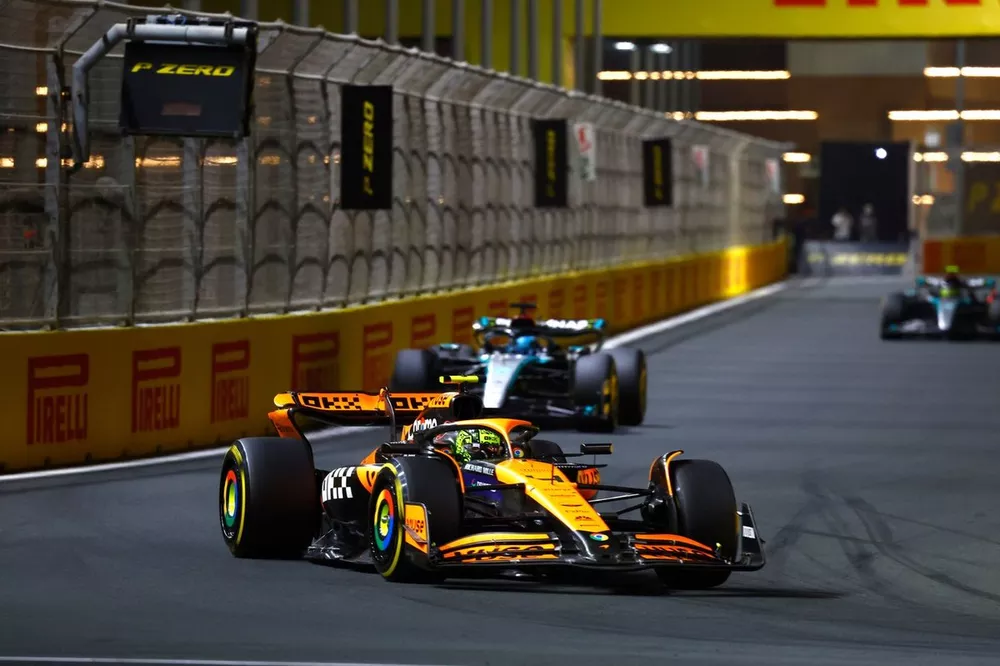 Lando Norris, McLaren MCL38, George Russell, Mercedes F1 W15