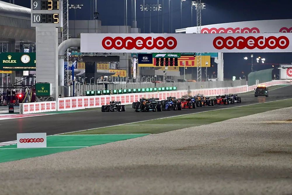 Lewis Hamilton, Mercedes W12, y Pierre Gasly, AlphaTauri AT02, al inicio del pelot&oacute;n en la salida