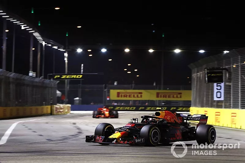 Max Verstappen, Red Bull Racing RB14, leads Sebastian Vettel, Ferrari SF71H
