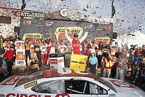 Kenseth vence en Phoenix y clasifica Keselowski