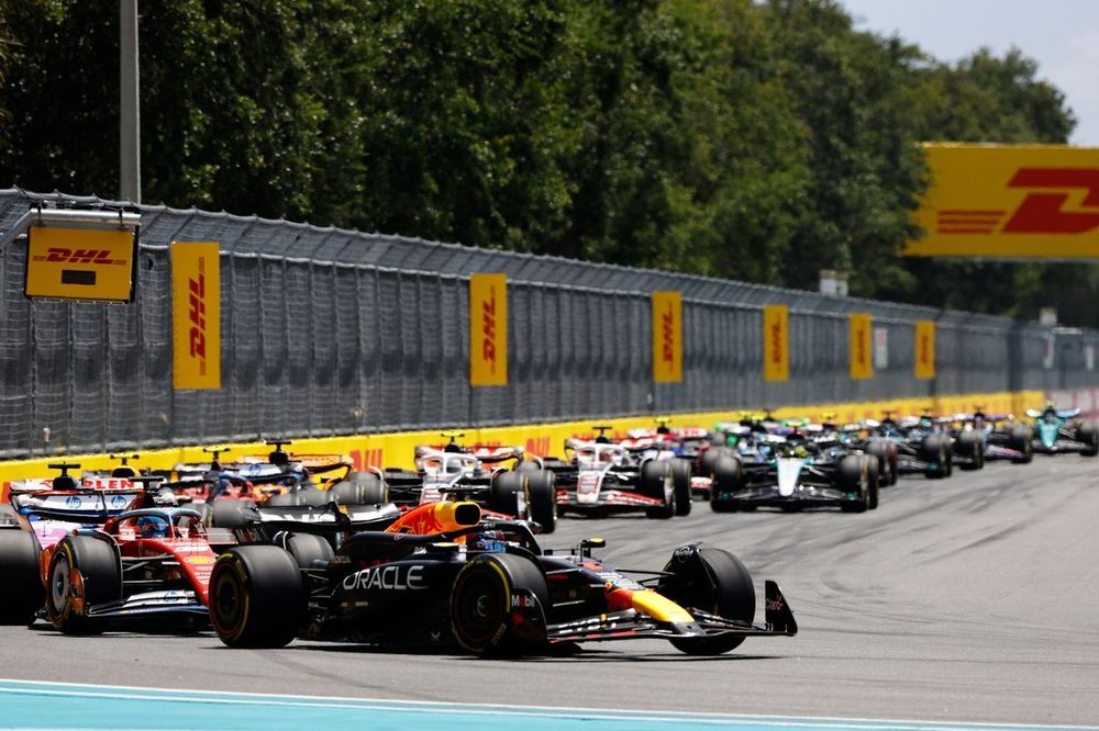 Max Verstappen, Red Bull Racing RB20, Charles Leclerc, Ferrari SF-24, Daniel Ricciardo, RB F1 Team VCARB 01, Sergio P&eacute;rez, Red Bull Racing RB20 coche de seguridad.