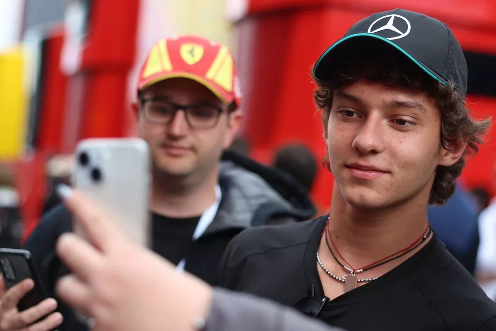 Andrea Kimi Antonelli dans le paddock