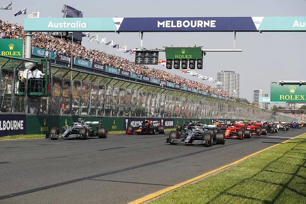Las luces se apagan y Lewis Hamilton, Mercedes AMG F1 W10, lidera Valtteri Bottas, Mercedes AMG W10, Sebastian Vettel, Ferrari SF90, Max Verstappen, Red Bull Racing RB15 y el resto del campo al comienzo