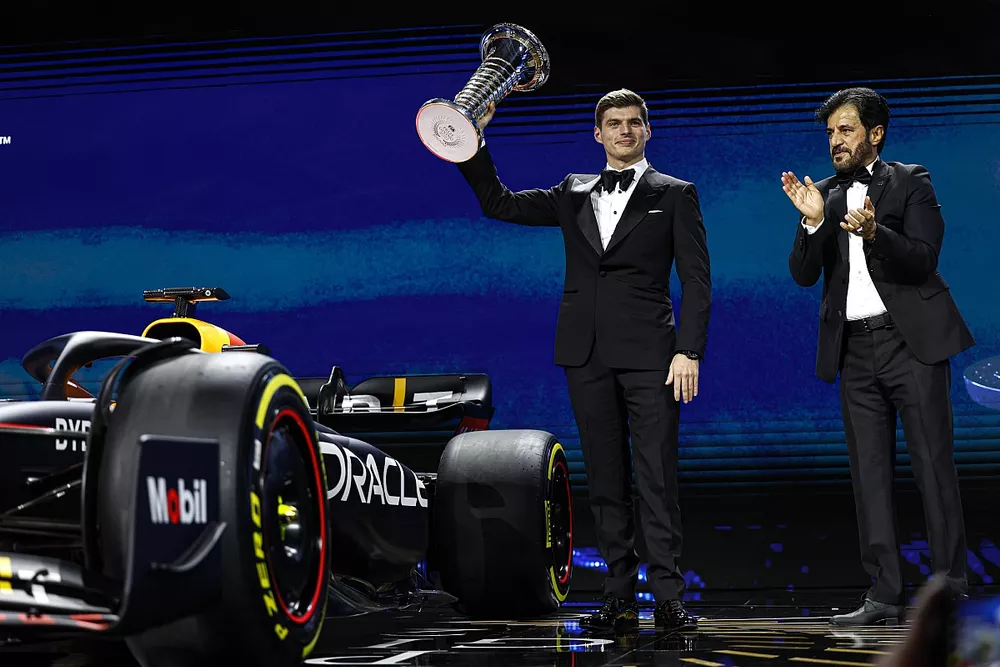 フェルスタッペン、FIA年間表彰式でF1チャンピオンの杯受け取る