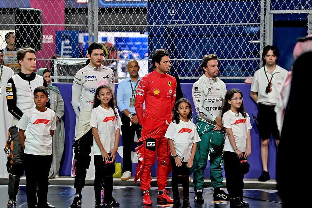 Oscar Piastri, McLaren, Esteban Ocon, Alpine F1 Team, Carlos Sainz, Scuderia Ferrari, Fernando Alonso, Aston Martin F1 Team, en la parrilla con niños