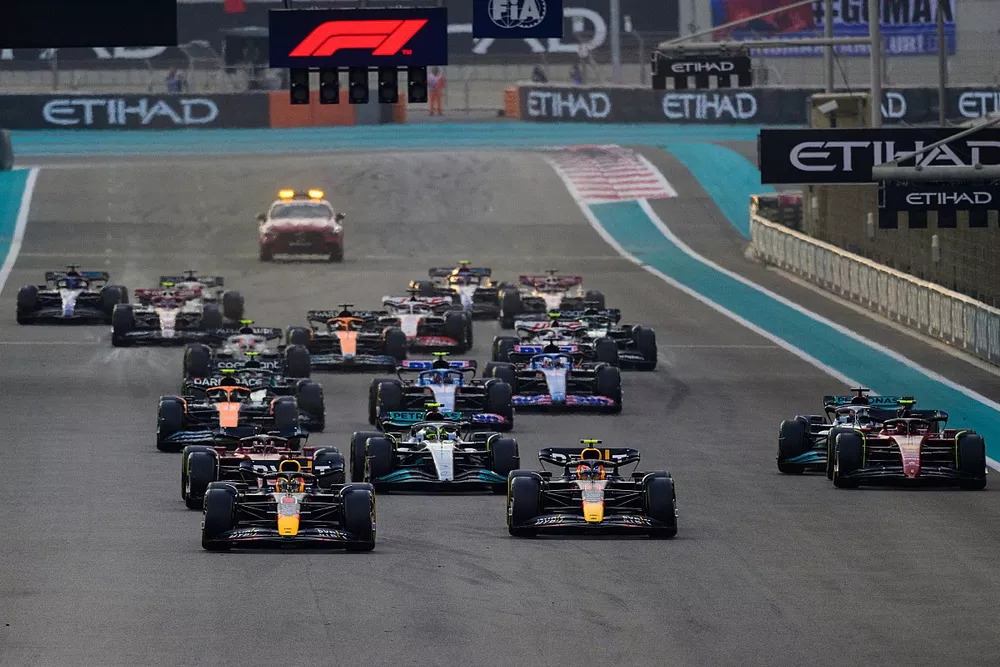 Max Verstappen, Red Bull Racing RB18, Sergio P&eacute;rez, Red Bull Racing RB18, Carlos Sainz, Ferrari F1-75 en la salida