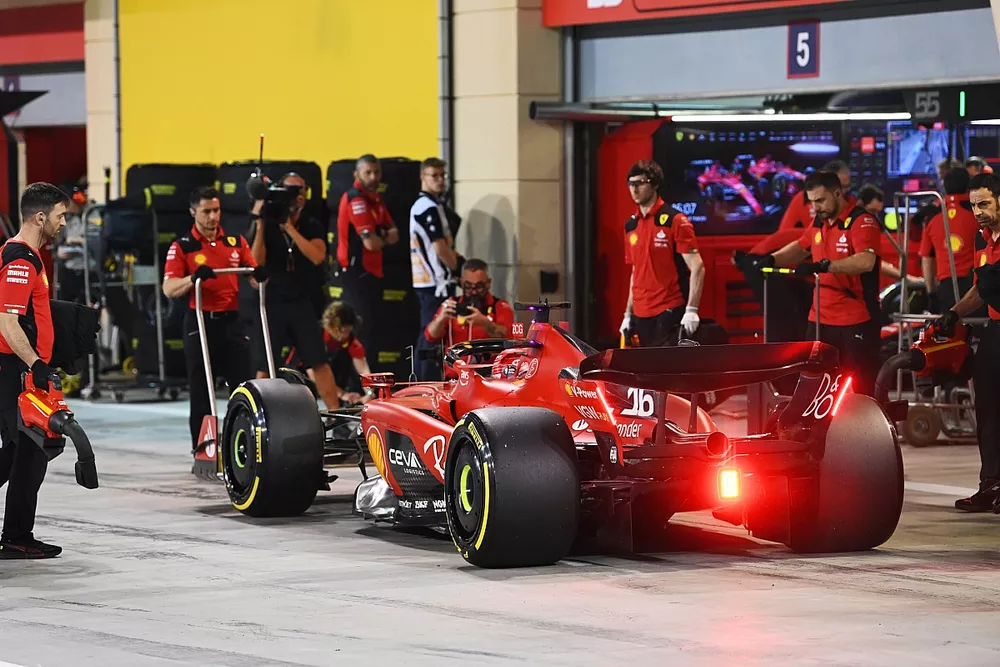 Charles Leclerc, Ferrari SF-23, ai box