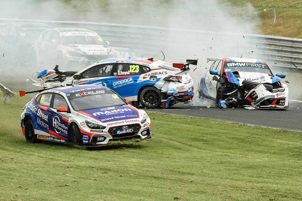 Tom Ingram, Bristol Street Motors with EXCELR8 TradePriceCars.com Hyundai i30N, Daniel Lloyd, Bristol Street Motors with EXCELR8 TradePriceCars.com Hyundai i30N, Colin Turkington, Team BMW BMW 330e M Sport and Michael Crees, CarStore with Power Maxed Racing Vauxhall Astra crash