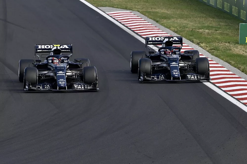 Pierre Gasly, AlphaTauri AT02, se bat avec Yuki Tsunoda, AlphaTauri AT02