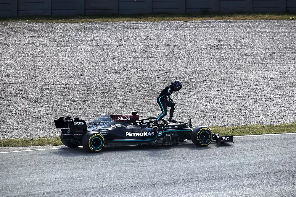 Lewis Hamilton, Mercedes W12, sufre una aver&iacute;a durante la FP2