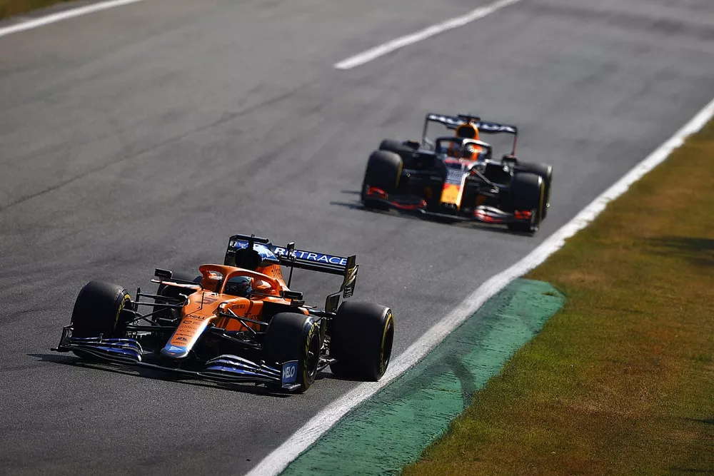 Daniel Ricciardo, McLaren MCL35M, Max Verstappen, Red Bull Racing RB16B