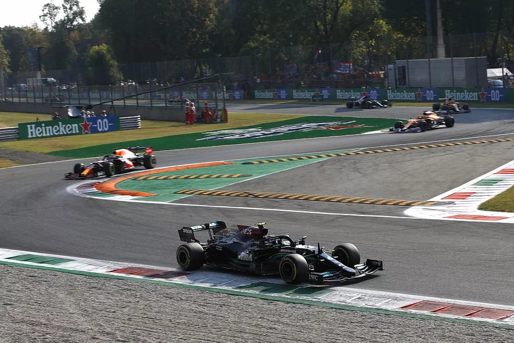 Valtteri Bottas, Mercedes W12, Max Verstappen, Red Bull Racing RB16B