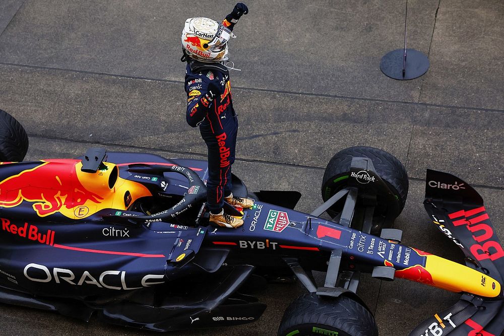 Max Verstappen, Red Bull Racing, 1ª posición, celebra su llegada al Parc Ferme