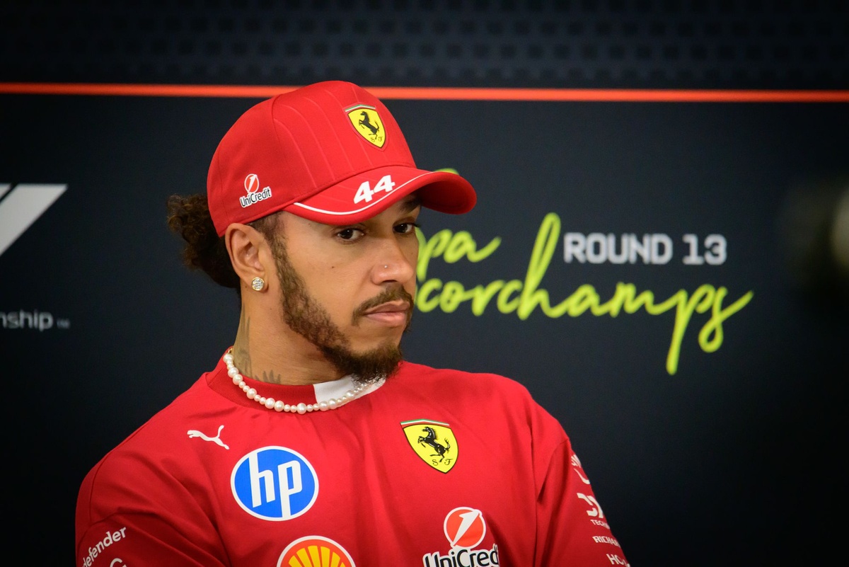 Hamilton apologises to Ferrari after 