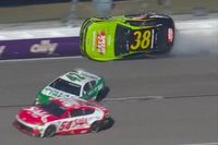 NASCAR Cup: Zane Smith 'anda pelo muro' e capota em acidente bizarro no Kansas