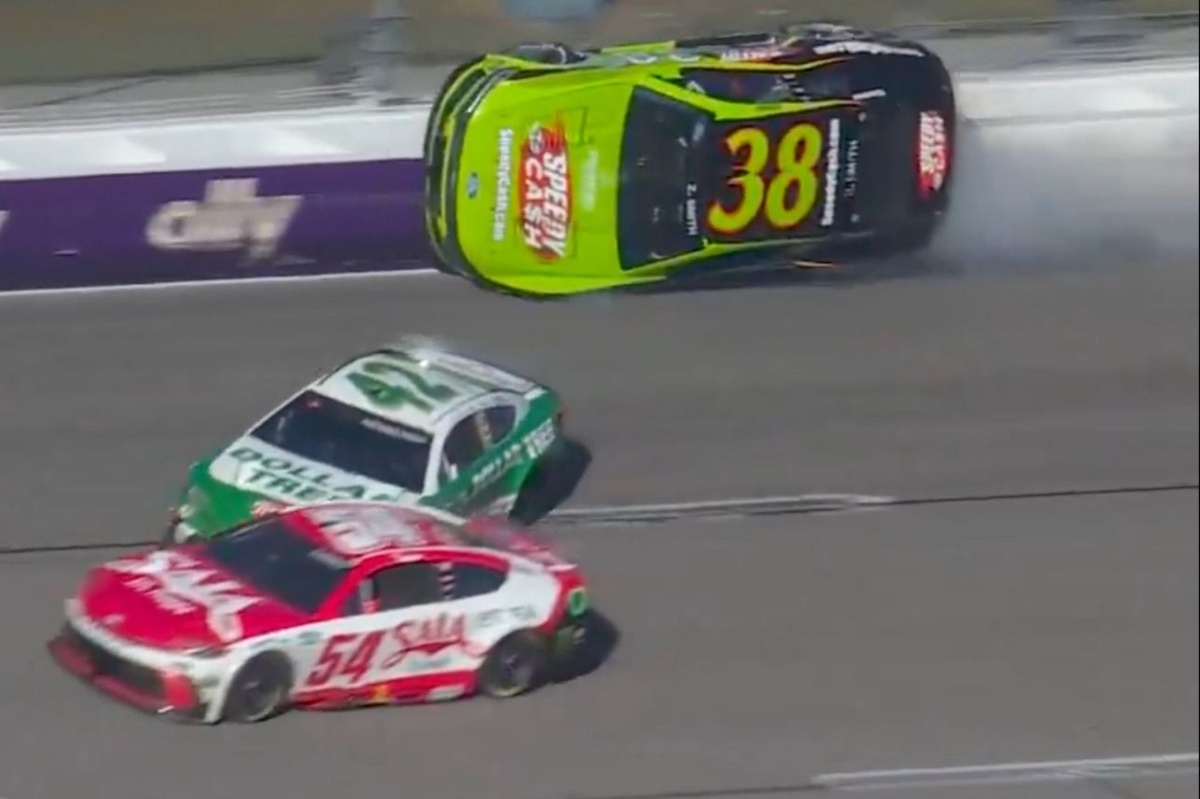 Zane Smith grinds along wall in chaotic Kansas NASCAR Cup overtime restart crash