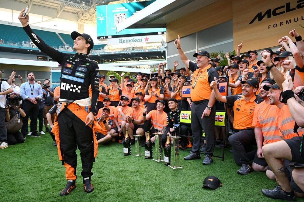 Lando Norris, McLaren, Oscar Piastri, McLaren, Zak Brown, McLaren
