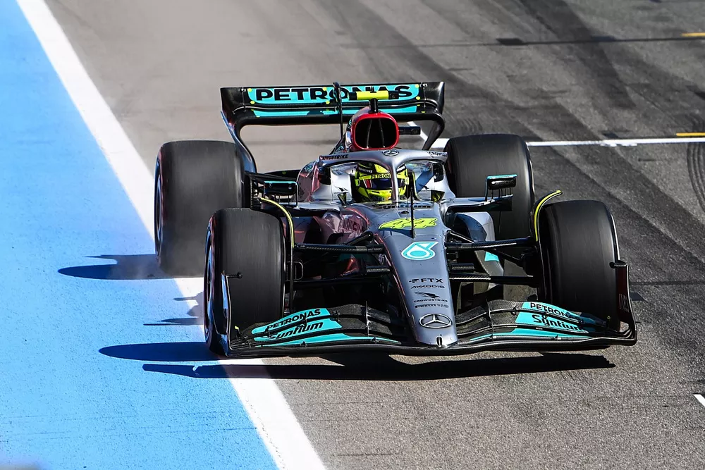 Lewis Hamilton, Mercedes W13, 2nd position, crosses the line