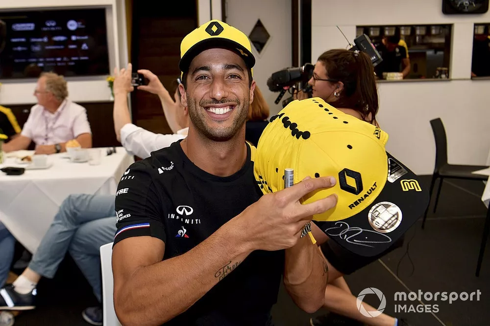 Daniel Ricciardo, Renault F1 Team signs hats for fans