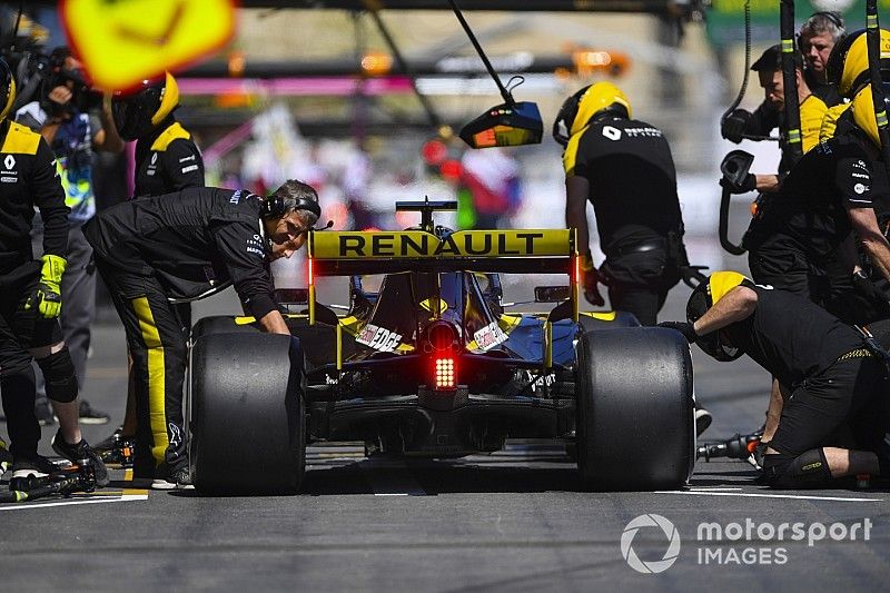 Daniel Ricciardo, Renault R.S.19, in the pits during practice