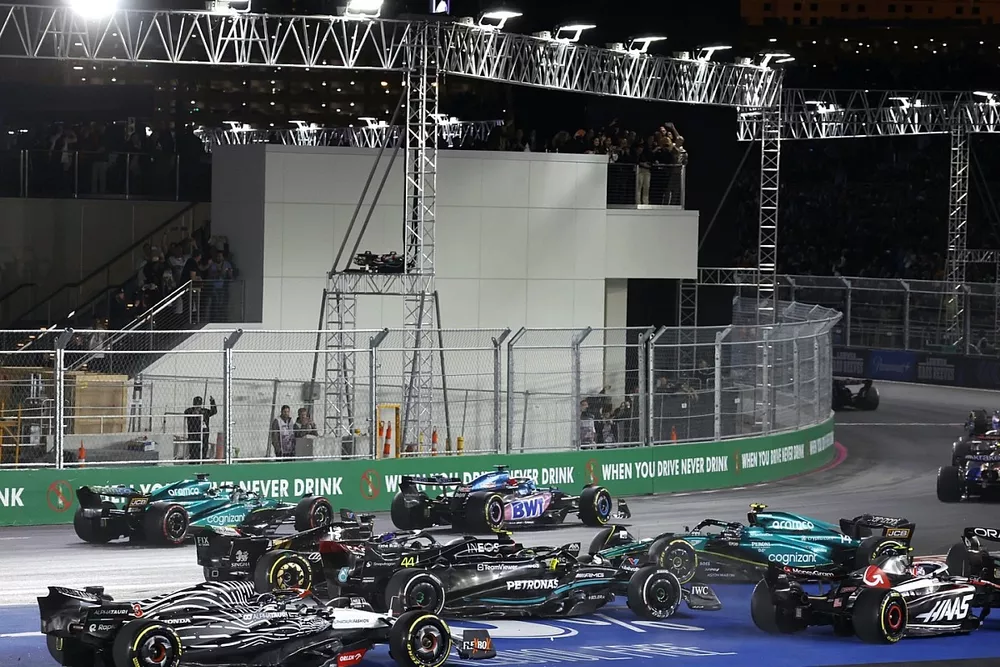 Fernando Alonso, Aston Martin AMR23, spins and makes contacct with Valtteri Bottas, Alfa Romeo C43, as Lewis Hamilton, Mercedes F1 W14, Daniel Ricciardo, AlphaTauri AT04, avoid the incident at the start