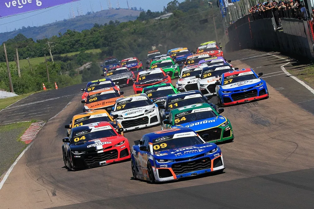 Largada da corrida 1 da NASCAR Brasil em Tarum&atilde;