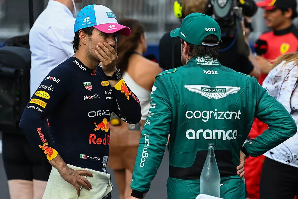 Ganador de la pole Sergio P&eacute;rez, Red Bull Racing, habla con Fernando Alonso, Aston Martin F1 Team, en el Parc Ferme tras la calificaci&oacute;n