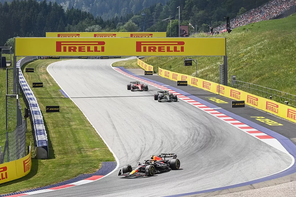 Sergio P&eacute;rez, Red Bull Racing RB19, Lewis Hamilton, Mercedes F1 W14, Carlos Sainz, Ferrari SF-23
