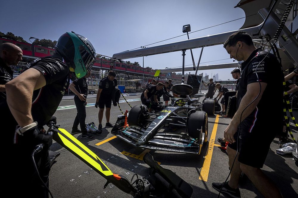 Lewis Hamilton, Mercedes F1 W14, in the pits