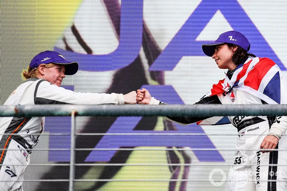 Podio: campeona Jamie Chadwick 
es felicitada por Alice Powell